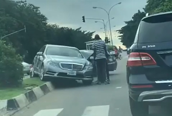 Today's Photos : Mercedes E-Class Climbs A Median Strip In A Crash Likely Caused By Over-speeding Or Distraction - autojosh 