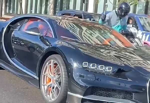 Thief On Motorcycle Smashed Bugatti Chiron Window With A Hammer To Steal N55m Rolex In London - autojosh 
