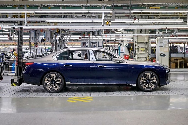 Why the Two-Tone Paint on the New BMW 7 Series Limo Costs $12,000 