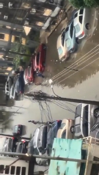 Today's Photos : Dozens Of Cars Submerged In Rainwater At Dolphin Estate, Lagos - autojosh 