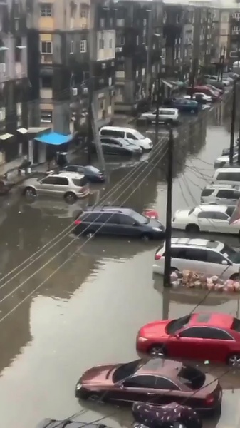 Today's Photos : Dozens Of Cars Submerged In Rainwater At Dolphin Estate, Lagos - autojosh 