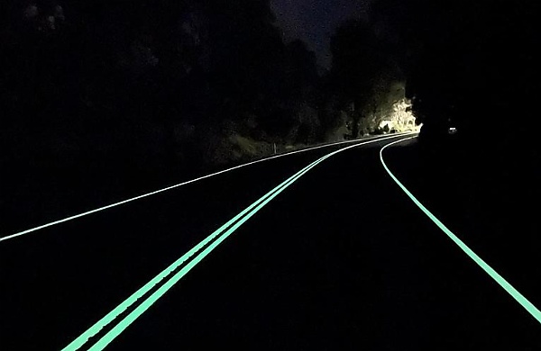 These Glow-in-the-dark Highway Lines In Australia Are Making Driving Safer At Night - autojosh