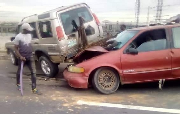 Nissan Quest Hits Tow Vehicle At Mile 12, Tow Vehicle Almost Fell Off The Bridge (PHOTOS) - autojosh 