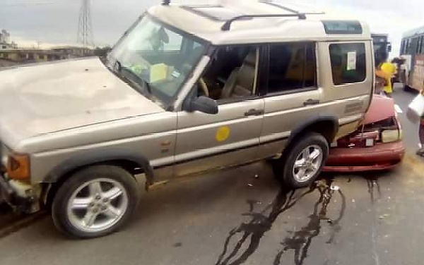 Nissan Quest Hits Tow Vehicle At Mile 12, Tow Vehicle Almost Fell Off The Bridge (PHOTOS) - autojosh 