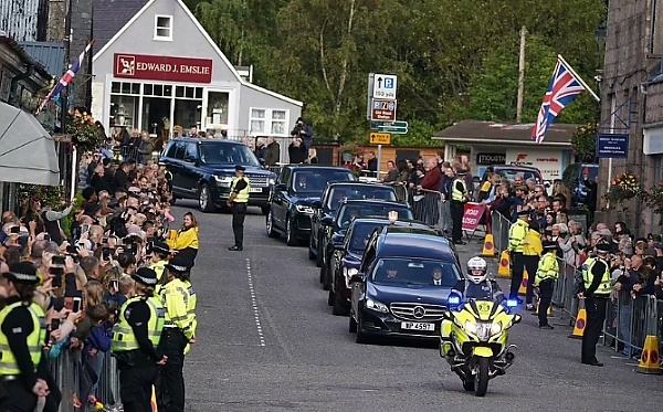 Queen Elizabeth II’s Coffin Leaves Balmoral Castle As Her Majesty Begins Her Last Journey - autojosh 