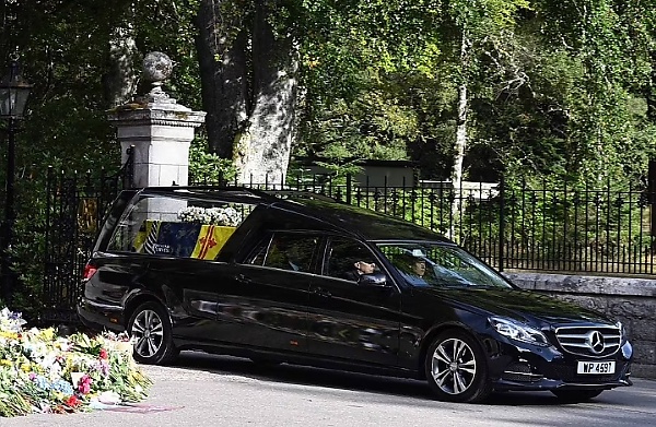 Queen Elizabeth II’s Coffin Leaves Balmoral Castle As Her Majesty Begins Her Last Journey - autojosh 