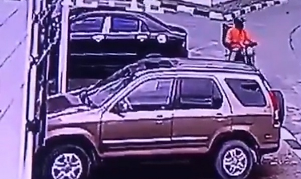 Gone In Seconds : CCTV Captures Moment A 'Dispatch Rider' Stole A Car Brainbox In Ikoyi (Video) - autojosh 