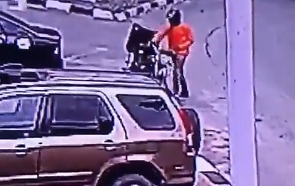Gone In Seconds : CCTV Captures Moment A 'Dispatch Rider' Stole A Car Brainbox In Ikoyi (Video) - autojosh 