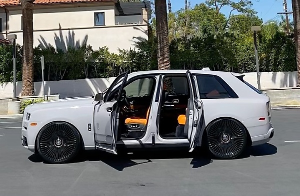 Hey, BIG WIZ: Wizkid mostra un messaggio di benvenuto all'interno della sua nuova Rolls-Royce Cullinan SUV 300m - Autojosh