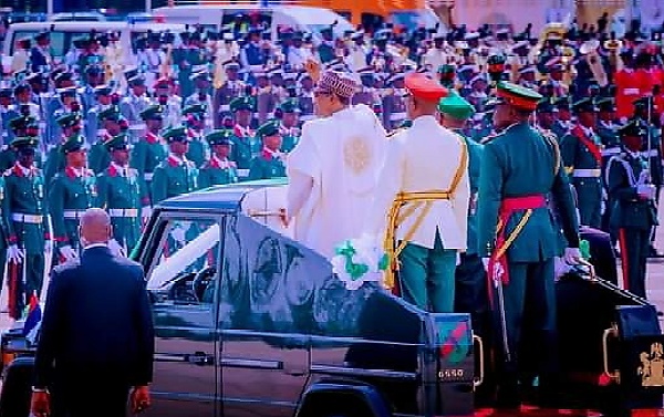 Photos News : Buhari Reviews Parade During Nigeria's 62nd Independence Anniversary - autojosh 