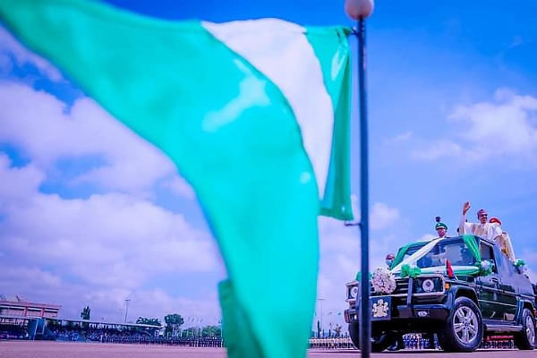 Photos News : Buhari Reviews Parade During Nigeria's 62nd Independence Anniversary - autojosh 