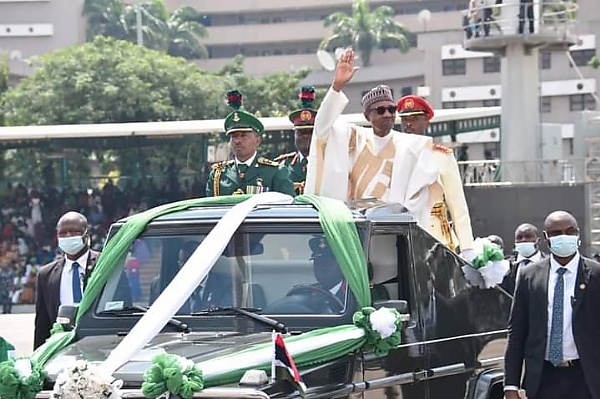 Photos News : Buhari Reviews Parade During Nigeria's 62nd Independence Anniversary - autojosh 