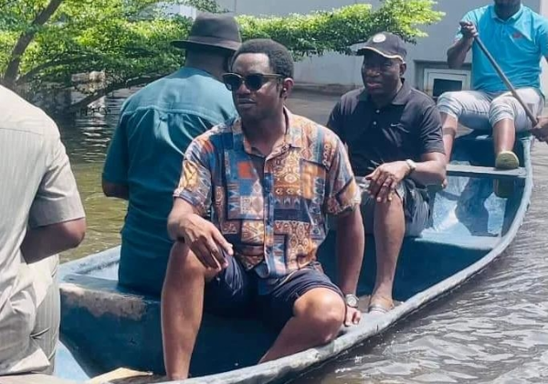 Ex-president Goodluck Jonathan Embarks On Canoe Trip To Access His Flooded Home Town In Bayelsa State - autojosh
