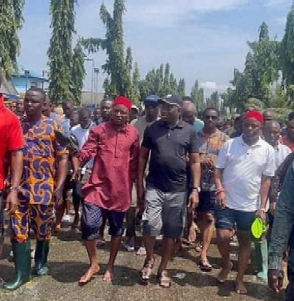 Ex-president Goodluck Jonathan Embarks On Canoe Trip To Access His Flooded Home Town In Bayelsa State - autojosh 