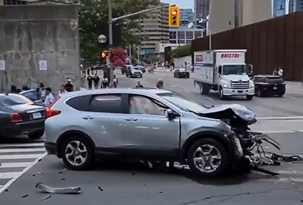 Honda CR-V Driver Failed To Stop For A Red Light, Smashes Into Rolls-Royce Ghost - autojosh 