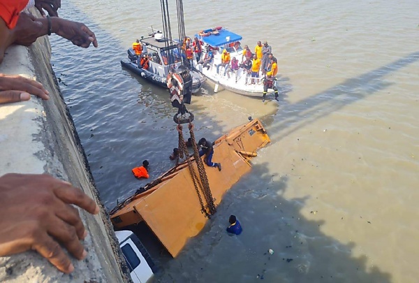 Photos : LASEMA Recovers PSP Truck That Fell Into Lagos Lagoon Last Week - autojosh 