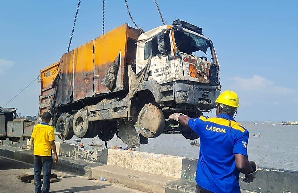 Photos : LASEMA Recovers PSP Truck That Fell Into Lagos Lagoon Last Week - autojosh 