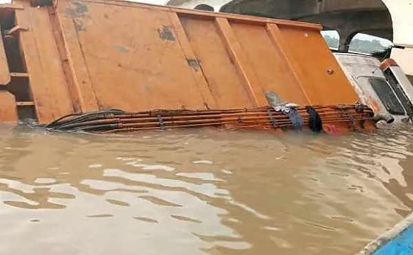 LASEMA To Retrieve PSP Truck That Plunged Into Lagoon, Diversion On 3rd Mainland Bridge On 23rd Oct - autojosh 