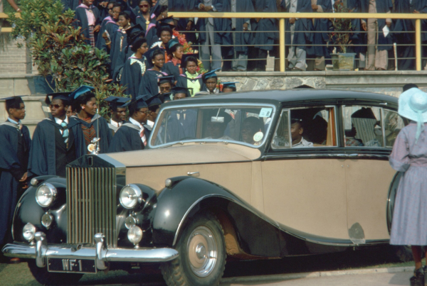 Today's Photos : Ooni “Oba Adesoji Aderemi” Arriving University Of Ife (OAU) In His Rolls-Royce Phantom V In 1976 - autojosh
