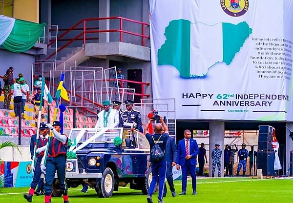 Photos : Sanwo-Olu Rode In Open-top Land Rover Defender During 62nd Independence Day Parade - autojosh