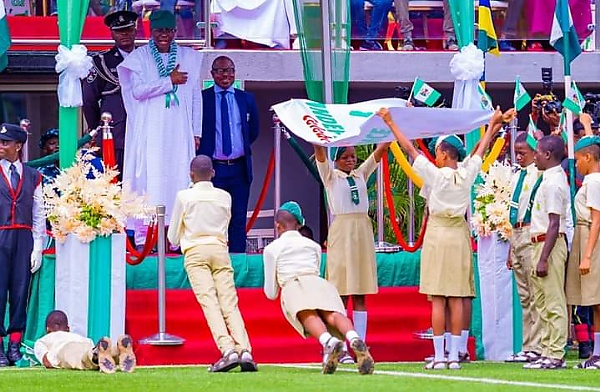 Photos : Sanwo-Olu Rode In Open-top Land Rover Defender During 62nd Independence Day Parade - autojosh 