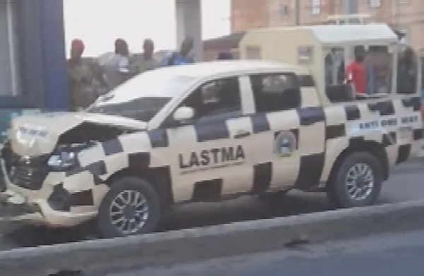 Vehicle Belonging To LASTMA Anti-one Way Squad Hit LASG Staff Bus While Driving Against Traffic - autojosh 