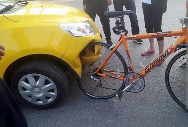 Today's Photos : When The Cars Suffers More Damages In Car-Bicycle Crash - autojosh 