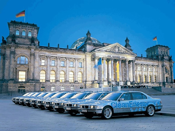 Throwback : BMW Presented 15 hydrogen-powered 750hL For Expo2000 - autojosh 