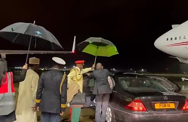Buhari Arrives London For Routine Medical Check-up, Chauffeured In Mercedes S-Class - 