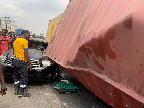Commercial Bus Driver Dies As 40-feet Container Falls On Three Vehicles In Lagos (Photos) - autojosh 