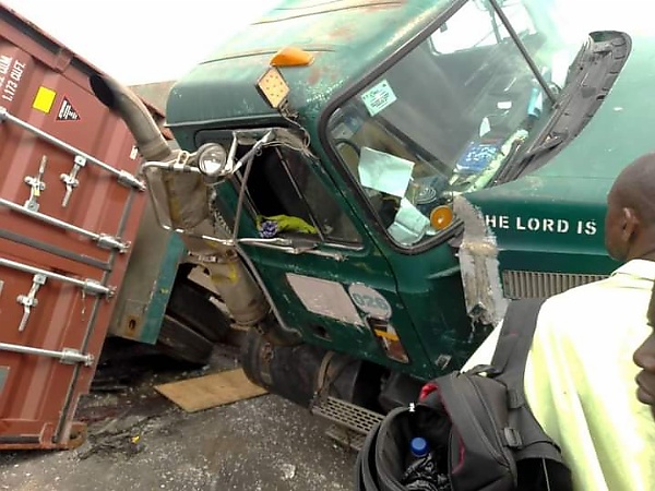 Commercial Bus Driver Dies As 40-feet Container Falls On Three Vehicles In Lagos (Photos) - autojosh 