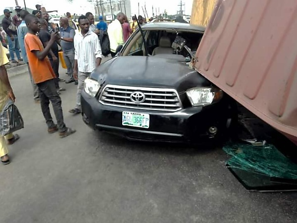Commercial Bus Driver Dies As 40-feet Container Falls On Three Vehicles In Lagos (Photos) - autojosh 