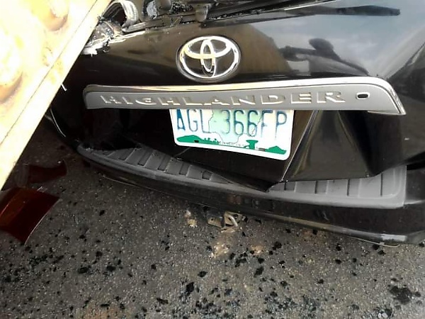Commercial Bus Driver Dies As 40-feet Container Falls On Three Vehicles In Lagos (Photos) - autojosh 