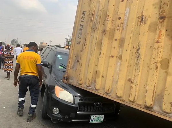 Commercial Bus Driver Dies As 40-feet Container Falls On Three Vehicles In Lagos (Photos) - autojosh 