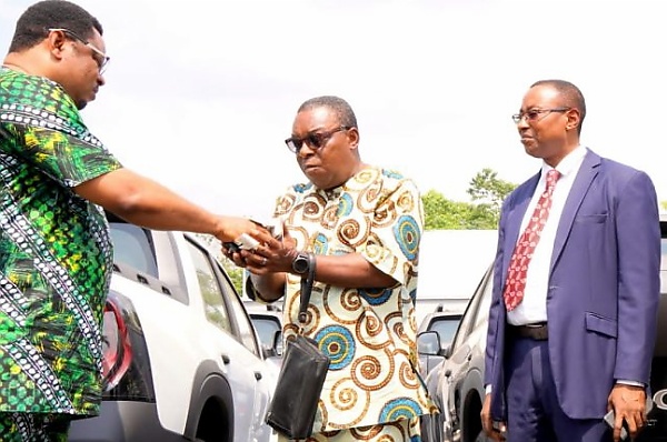 Cross River Governor Ayade Hands Over Renault-branded Trucks To The State’s Anti-graft Agency - autojosh 