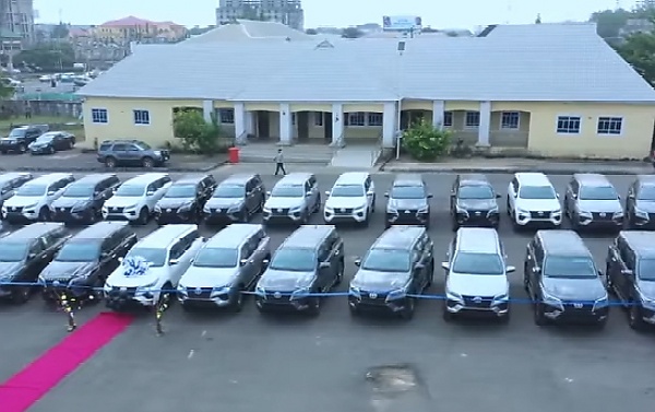 Imo State Governor Gifts Traditional Rulers Across The 27 LGs Brand New Official Vehicles (Photos) - autojosh