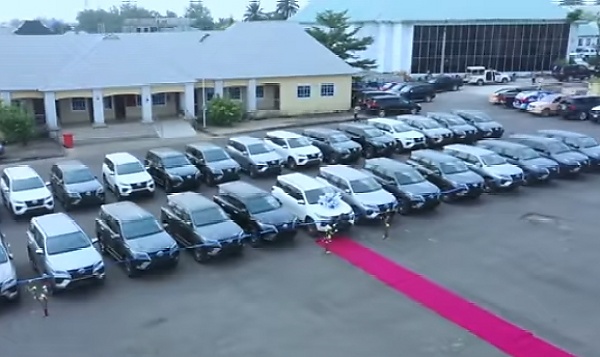 Imo State Governor Gifts Traditional Rulers Across The 27 LGs Brand New Official Vehicles (Photos) - autojosh