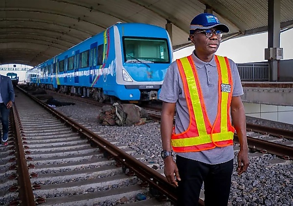 Electrocution : Don't Cross, Lagos Blue Line Rail Tracks Will Be Powered By 'Electricity' - LASG Warns - autojosh