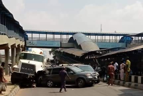 Traffic As Mixer Truck And SUV Crash At Agric; Hyundai SUV Overturns At Onikan Bridge - LASTMA - autojosh 