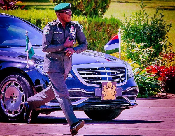 Today's Photo : Security Aid Jogging Alongside Buhari's Bulletproof Mercedes-Maybach S560 - autojosh