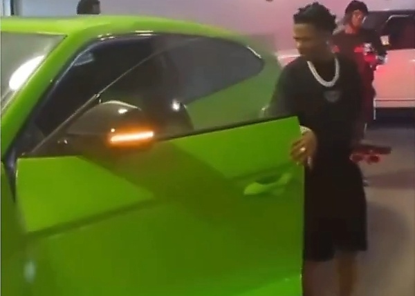 Wizkid avvistato con il suo nuovo SUV Lamborghini Urus da 350 milioni di euro - autojosh 
