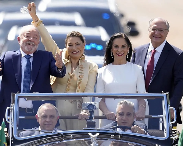 Brazil's 77 Year Old President-elect Arrives For Inauguration In Style In 1952 Rolls-Royce Silver Wraith - autojosh 