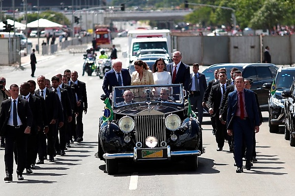 Brazil's 77 Year Old President-elect Arrives For Inauguration In Style In 1952 Rolls-Royce Silver Wraith - autojosh 