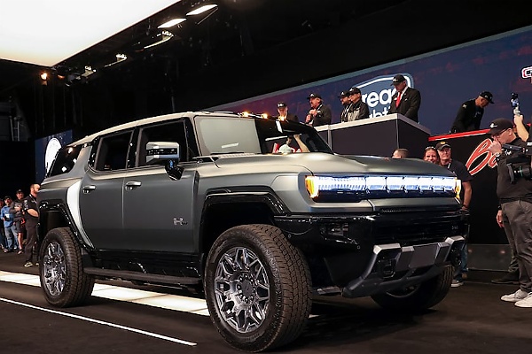 The First 2024 GMC Hummer EV SUV Sells For $500K, Proceeds Goes To Charity - autojosh