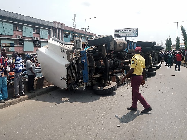 9 Passengers Die As Container Laden Truck Falls On Commercial Bus At Ojuelegba Bridge, Lagos - autojosh 