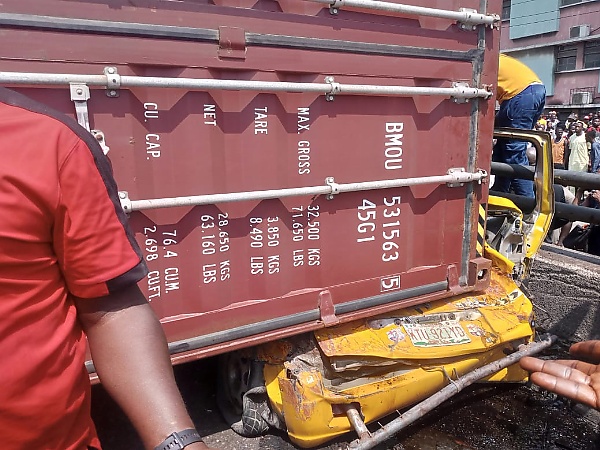 9 Passengers Die As Container Laden Truck Falls On Commercial Bus At Ojuelegba Bridge, Lagos - autojosh