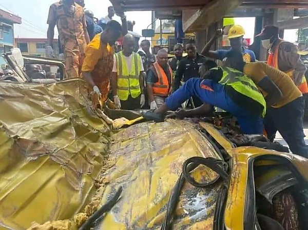 9 Passengers Die As Container Laden Truck Falls On Commercial Bus At Ojuelegba Bridge, Lagos - autojosh 