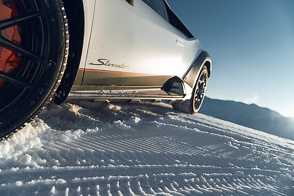 Watch The All-terrain Lamborghini Huracán Sterrato Play In The Snow And Ice - autojosh 