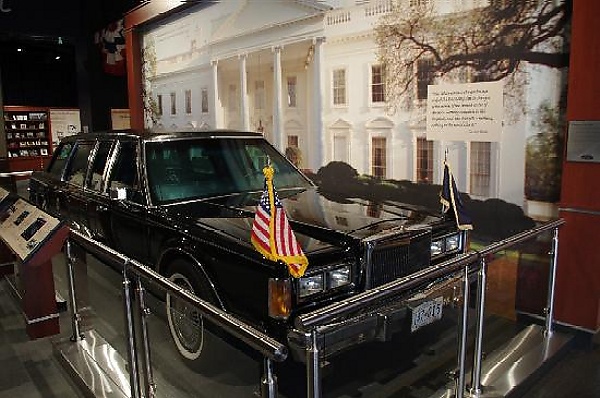 US Presidents Day On Feb. 20th : A Look At George HW Bush's $600,000 1989 Lincoln Town Car Limo - autojosh 