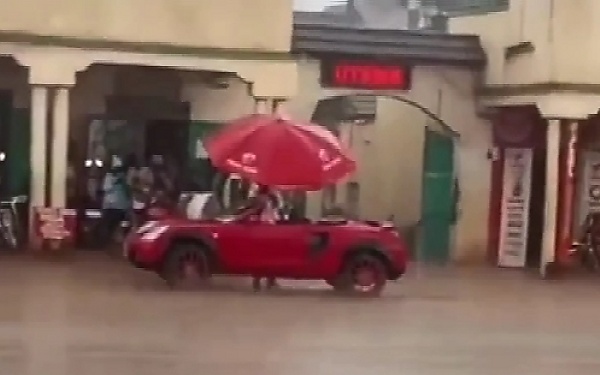 Driver Begged For Umbrella After His Toyota MR2 Convertible Got Caught In Heavy Rain - autojosh 
